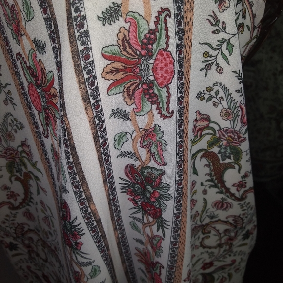 Ladies Max Studios floral sleeveless blouse - Picture 3 of 4